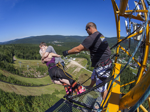 Bungee jumping z televizní věže